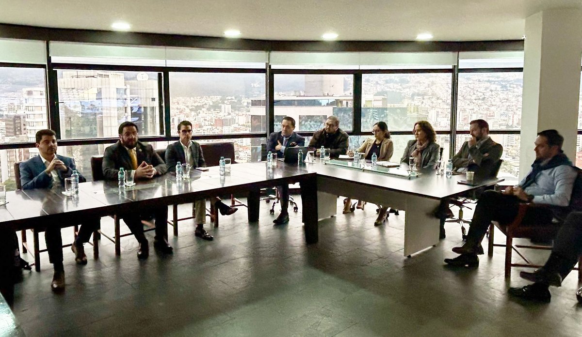 secretariaipp's tweet image. Intercambiamos criterios con los representantes de @LexvalorEcuador sobre normativa, procesos y la aplicación del esquema APP.

Esto nos permite trabajar de manera conjunta y motivar la inversión en el país como una sola #ComunidadAPP. 

#ElNuevoEcuadorNoSeDetiene 🇪🇨