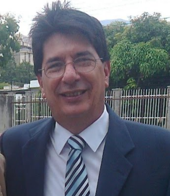 CICPC detuvo a Marco Aurelio Azpúrua Campos, Profesor UCV (núcleo Maracay) por el asesinato de su esposa Fabiola Ragazzoni.
El homicidio fue perpetrado con arma de fuego en la residencia matrimonia
Con complicidad de Ángel Gabriel Bello (detenido) pretendieron simular un suicidio