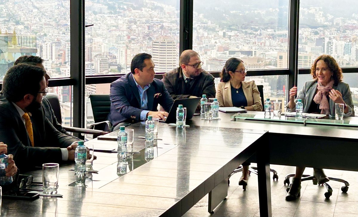 secretariaipp's tweet image. Intercambiamos criterios con los representantes de @LexvalorEcuador sobre normativa, procesos y la aplicación del esquema APP.

Esto nos permite trabajar de manera conjunta y motivar la inversión en el país como una sola #ComunidadAPP. 

#ElNuevoEcuadorNoSeDetiene 🇪🇨