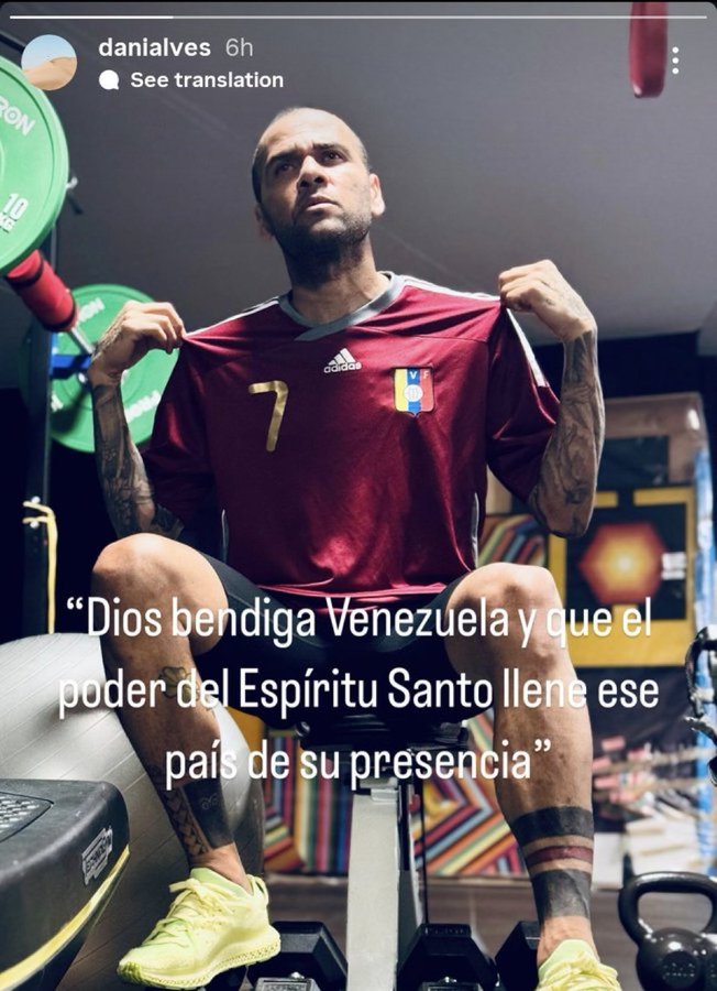 🇻🇪 DANI ALVES SORPRENDE CON MENSAJE A VENEZUELA 

El exjugador brasileño publicó una foto en Instagram vistiendo la camisa de la Vinotinto con el número 7, acompañada de un mensaje.

“Dios bendiga a Venezuela y que el poder del Espíritu Santo llene ese país de su presencia”