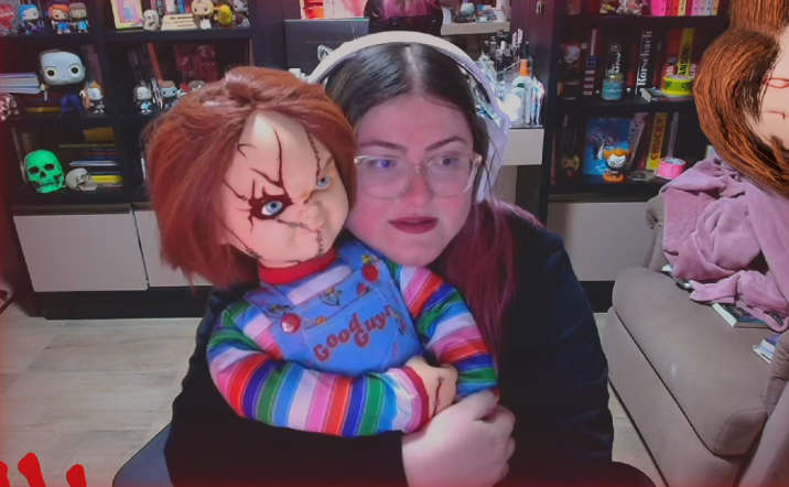 te amo bel abraçada com seu próprio chucky. 💜

(detalhe pra touquinha de meredeiro)