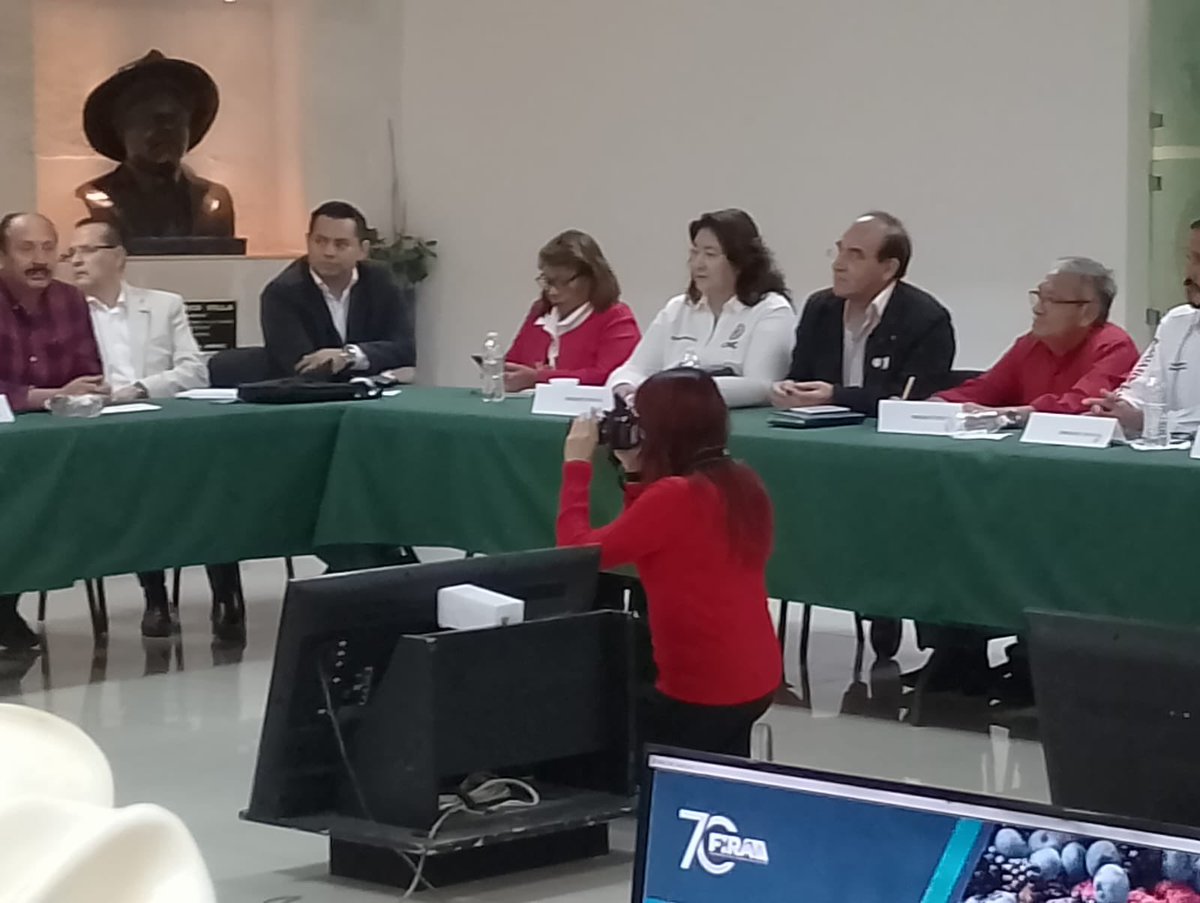 CNC Estado De México (@cncedodemex) on Twitter photo Nuestra Líder Estatal <a href="/CarmenCarrenoG/">Maria del Carmen Carreño</a> en compañía de integrantes del Comite Ejecutivo Estatal de la <a href="/CNCEdodeMex/">CNC Estado De México</a> presentes en el Consejo Político Nacional de la <a href="/CNC_CEN/">CEN_CNC</a>
#VivaLaCNC 👊🏽🔴🇲🇽
#CNCDeTerritorio 👊🏽 Nuestra Líder Estatal <a href="/CarmenCarrenoG/">Maria del Carmen Carreño</a> en compañía de integrantes del Comite Ejecutivo Estatal de la <a href="/CNCEdodeMex/">CNC Estado De México</a> presentes en el Consejo Político Nacional de la <a href="/CNC_CEN/">CEN_CNC</a>
#VivaLaCNC 👊🏽🔴🇲🇽
#CNCDeTerritorio 👊🏽