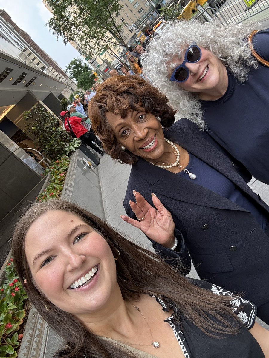 GJM1227's tweet photo. Blessed today to meet a legend today, @RepMaxineWaters . Thank you for your kindness and fighting for democracy!
@RoryRoselyn https://t.co/TghnHaUFPb