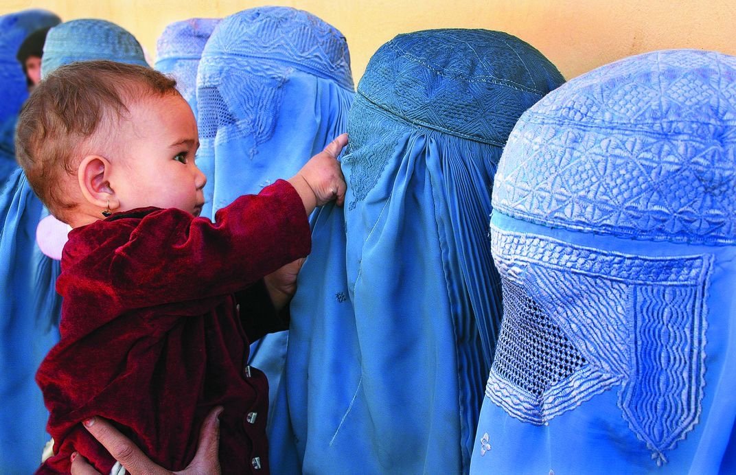 Esta imagen es desgarradora. Lo que está pasando con las mujeres afganas supera cualquier distopía. ¿Cuanto tardarán las mujeres sirias en estar así?