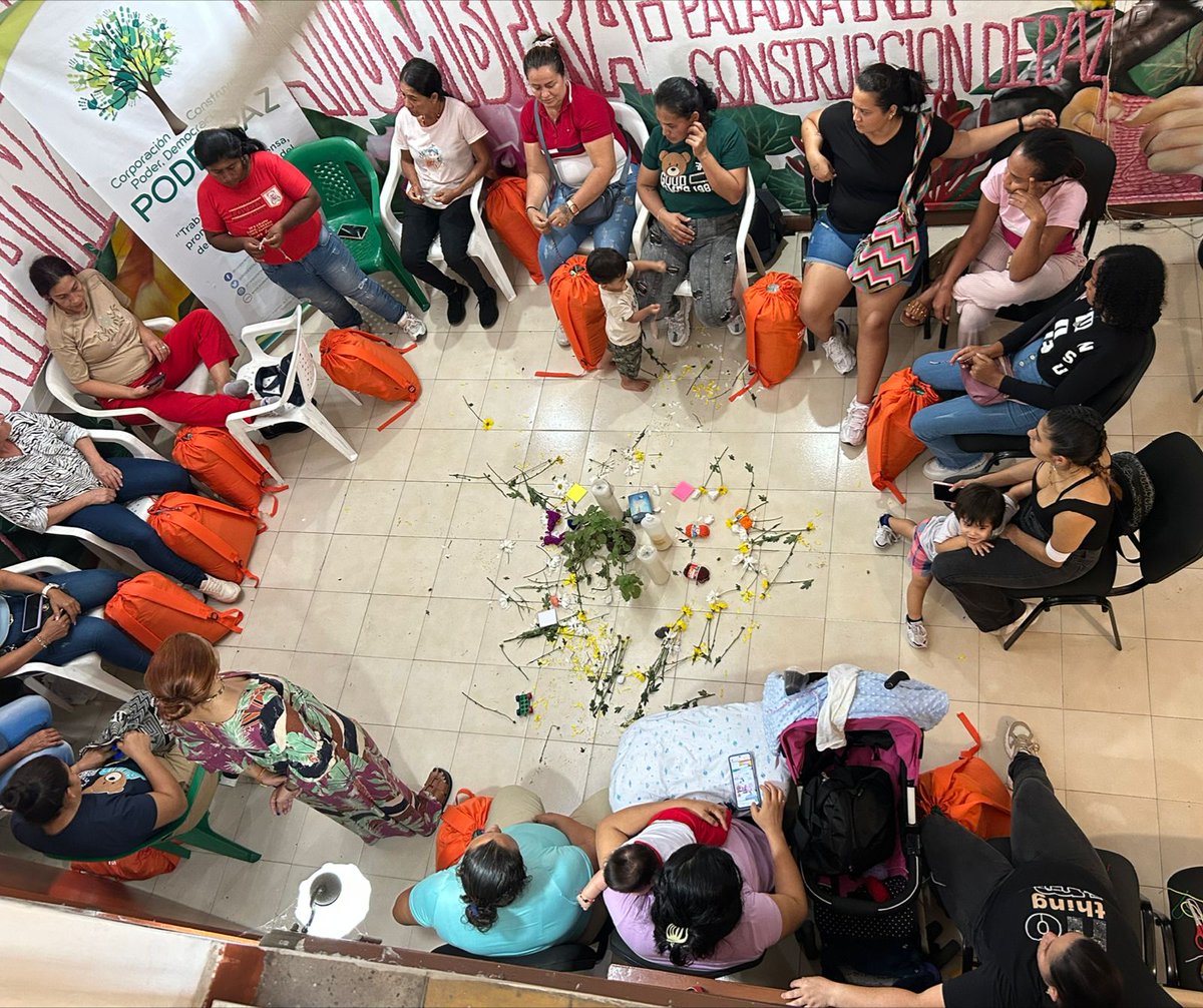 ARNColombia's tweet photo. En #Cúcuta Empoderamiento femenino en acción💜

🕊️🙏🏻Encuentro con Mujeres Firmantes de Paz en #Cúcuta: "Mirarnos sin miedo" para trabajar la sanación, derechos y participación. https://t.co/Fkff76SNem