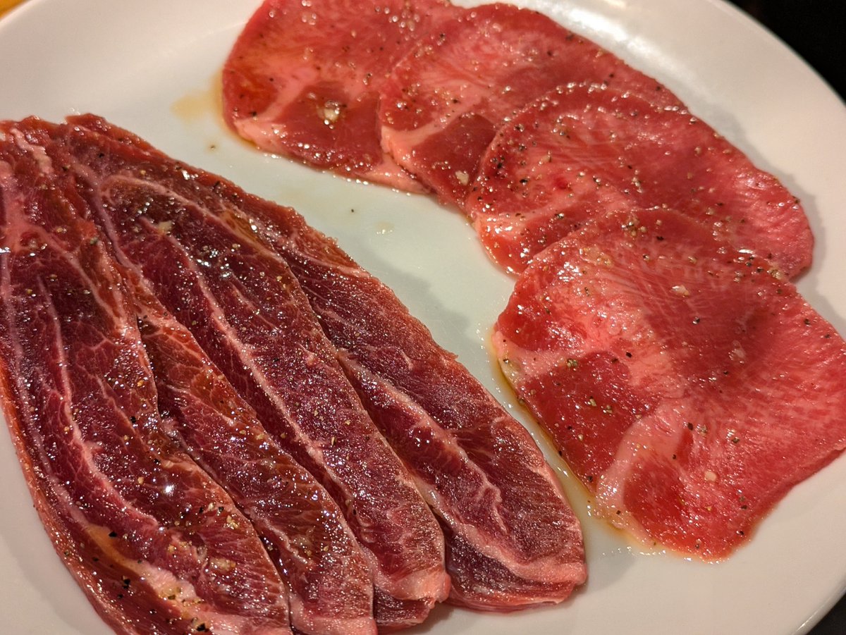 takemachelin's tweet photo. 赤坂のビックカメラすぐ近くにある「ホルモン松田」。オーナーは「ミート矢澤」で経験を積んだそうで、3,000円のコースで取り扱う肉としてはかなりのもの。
良く飲む仲間とグループで訪れ、飲み放題プランにして肉ばっかり食べる、みたいな使い方がベスト。肉だ肉だ。
https://t.co/49nRZXIH24 https://t.co/OWok80ZURW