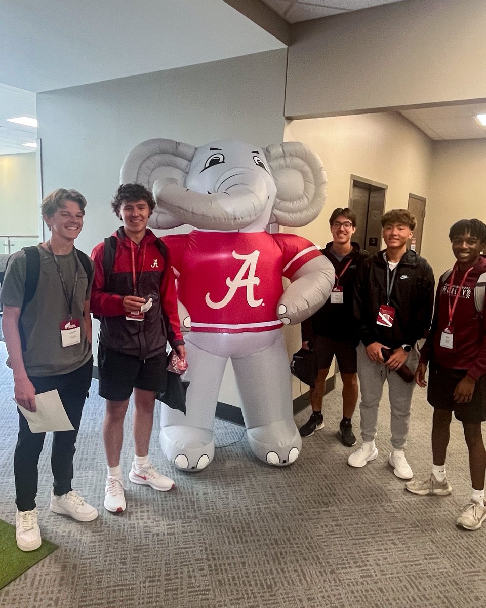 UAAlumniAssoc's tweet image. Shoutout to the Future Alumni Association 🌟 Our FAA team has had a blast welcoming incoming freshmen to campus at Bama Bound. FAA is a great way for students to connect with Bama alumni! Current students can join at uanaa.link/faa ❤️