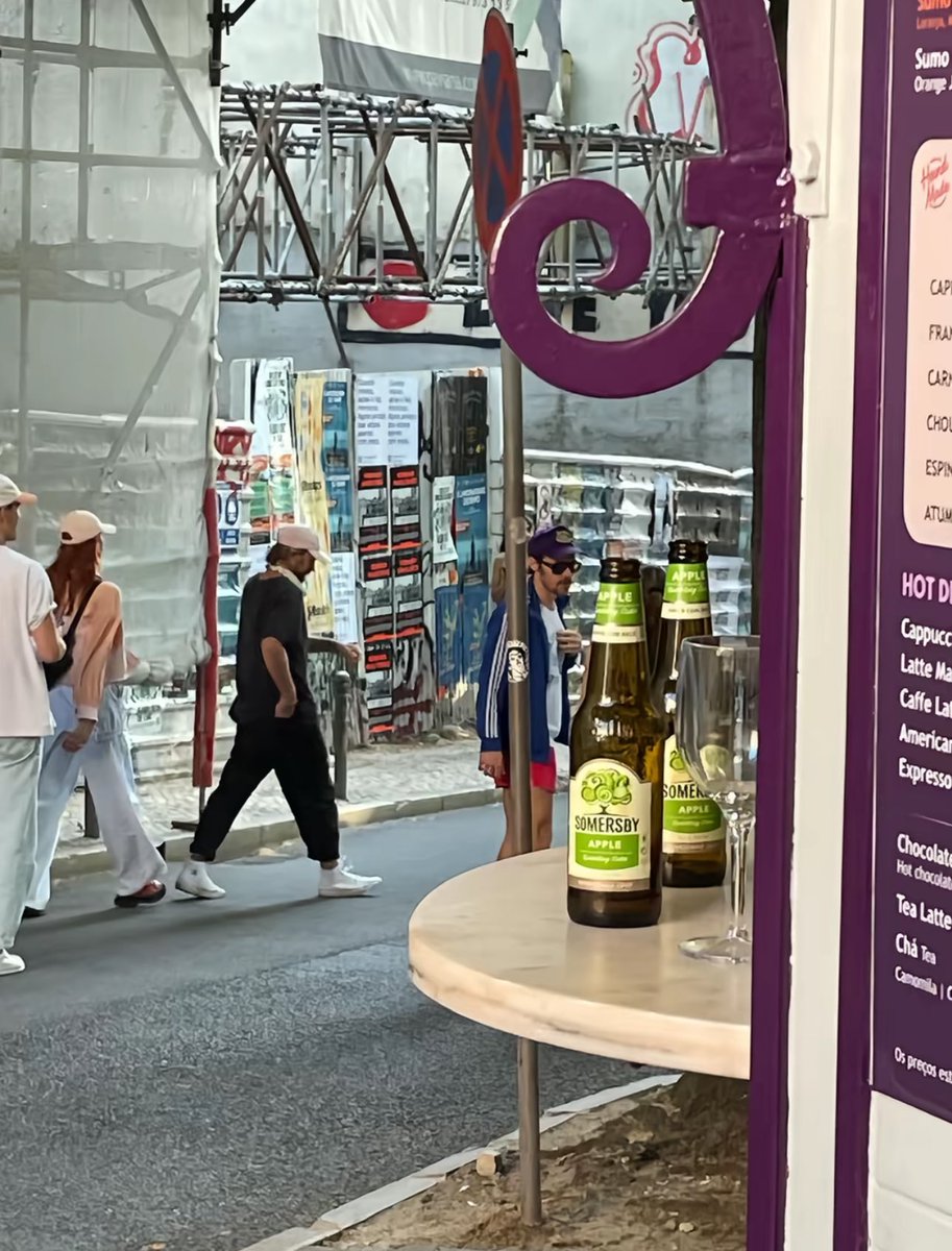 📲| Harry with friends today in Lisbon.
(13.6.25)

📸: Credits to the owner #HarryStyles