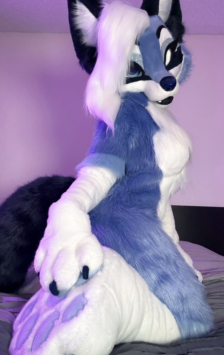 Room for one more, care to join? 🩵

#FursuitFriday