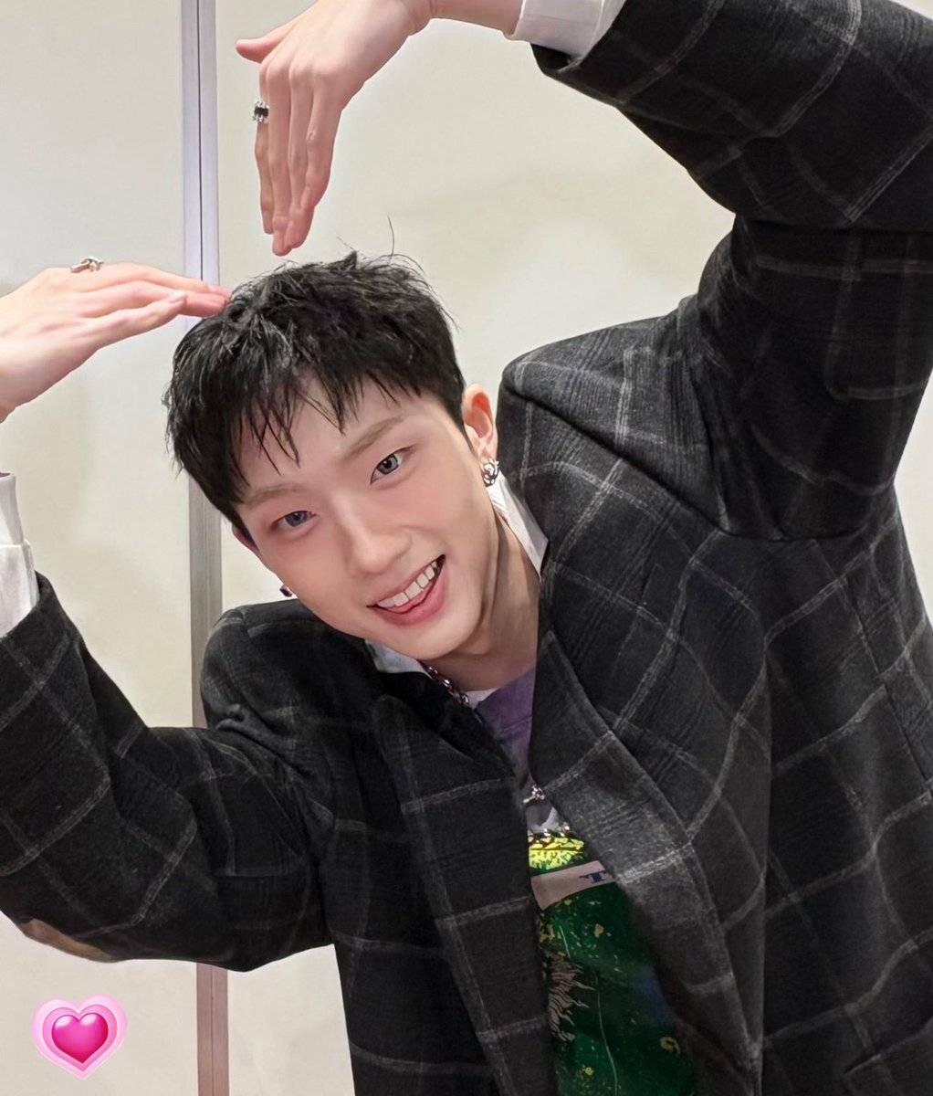 jiungprint's tweet image. whoop jiung is the biggest cutie pie 🤏
[credits to 2OOllOO7 &amp;amp; _k_j_s_b_]