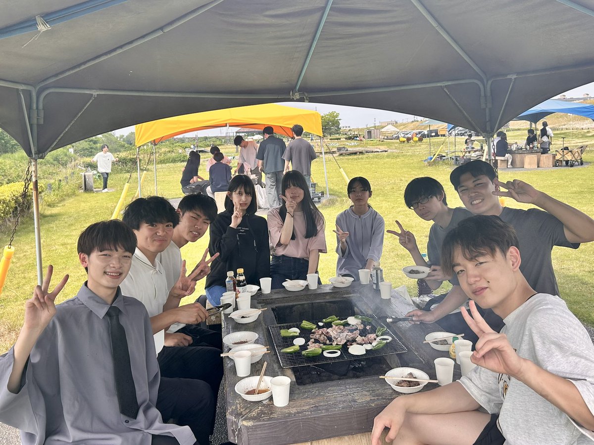 centerofcom's tweet photo. こんにちは！
地域協働研究会COCOSです🍀

6月7日（土）に新入生歓迎会でBBQを行いました！🍖🔥

天気にも恵まれ、みんなで楽しく交流できました☺️
改めて、新しく仲間に加わってくれたみなさん、これからよろしくお願いします！
一緒に楽しい大学生活にしていきましょう💪✨

#地域協働研究会COCOS https://t.co/JKH60pTjC0