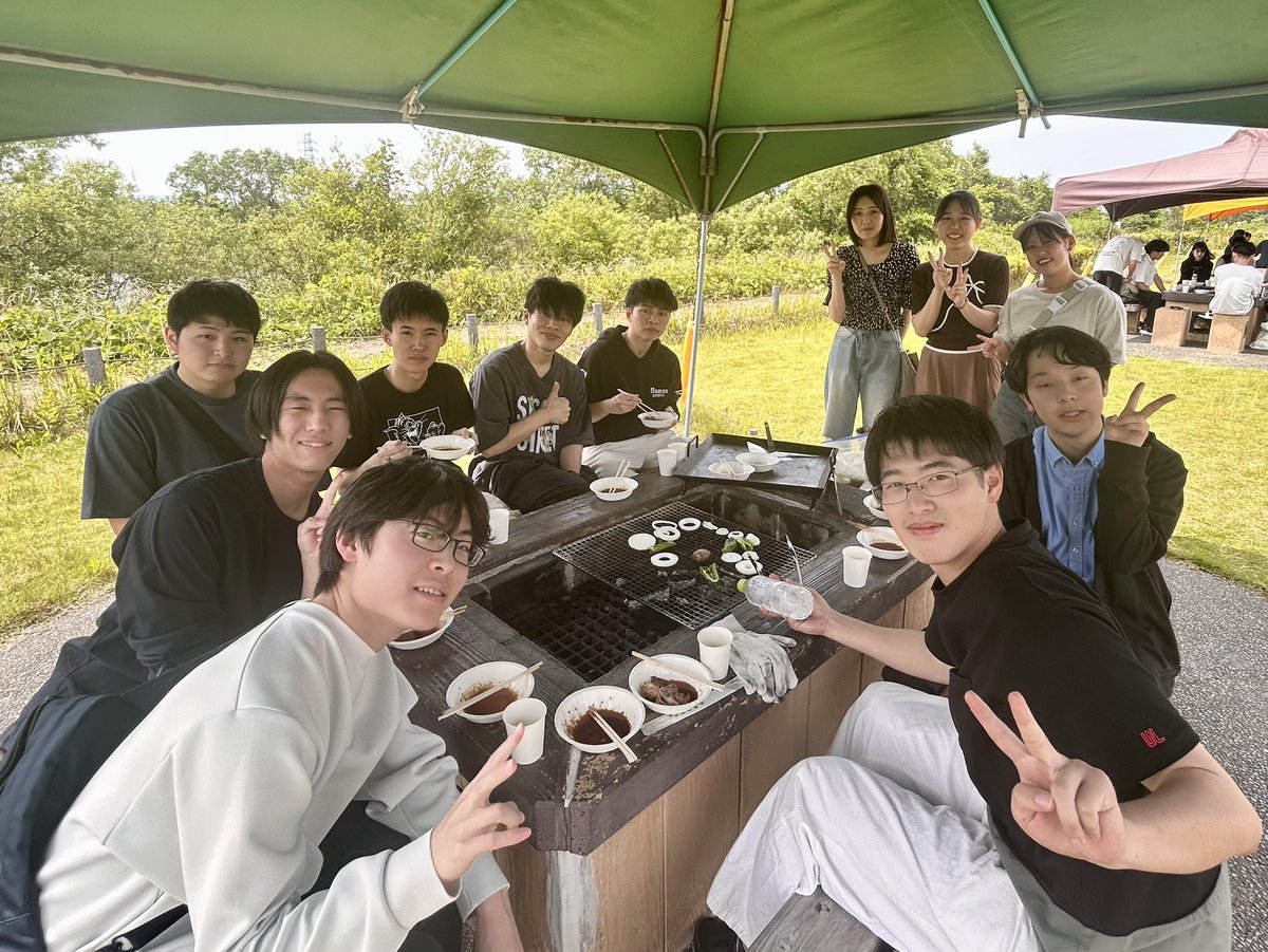 centerofcom's tweet photo. こんにちは！
地域協働研究会COCOSです🍀

6月7日（土）に新入生歓迎会でBBQを行いました！🍖🔥

天気にも恵まれ、みんなで楽しく交流できました☺️
改めて、新しく仲間に加わってくれたみなさん、これからよろしくお願いします！
一緒に楽しい大学生活にしていきましょう💪✨

#地域協働研究会COCOS https://t.co/JKH60pTjC0