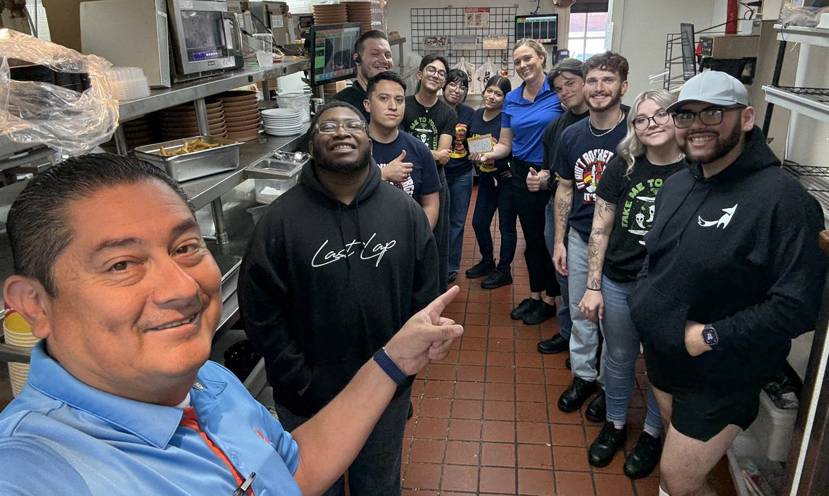 Andresgm0928's tweet image. Congratulations to our newest GM in the West Texas market!!! @erinleapierce welcome to the best of the west!!!    Super pumped to be part of your new Chilis career #Chilislove @rachelaustin13 @Roymascorros @JBarraza6 @taryn_mahaffey @Uhmall @TylerRayburn09