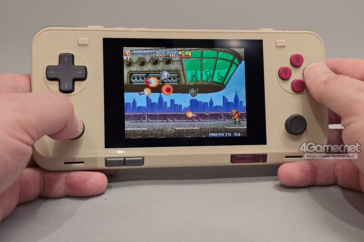 写真で見るAndroid携帯ゲーム機「AYANEO Pocket ACE」。質感の良いレトロゲーム向けのポケットサイズゲーム機だ

4gamer.net/games/557/G055…

レトロゲームやレトロ風ゲーム特化型のゲーム機だが，適したゲームをプレイするにはとてもいいアイテムだ