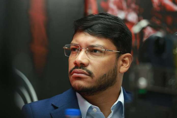 Felicitamos al compañero <a href="/RanderPena/">Rander Peña Ramírez</a> quien asumió Secretaría General de <a href="/ALBATCP/">ALBA</a>. Nuestro reconocimiento a Jorge Arreaza, por su dinámico y fructífero trabajo en nuestra Alianza.

Siempre contarán con el apoyo de #Cuba.

#ALBAUnida