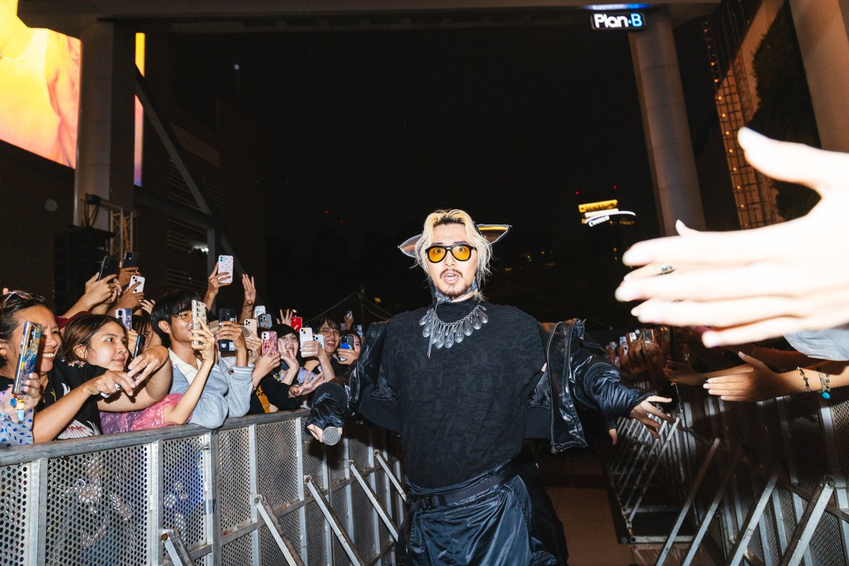 UMusicThai's tweet photo. ที่แรกในโลก! ✨ รวมภาพบรรยากาศงาน “𝐅𝐮𝐣𝐢𝐢 𝐊𝐚𝐳𝐞 𝐒𝐮𝐩𝐫𝐢𝐬𝐞 𝐀𝐩𝐩𝐞𝐚𝐫𝐚𝐧𝐜𝐞” เปิดตัวซิงเกิลภาษาอังกฤษเพลงแรก 𝐇𝐚𝐜𝐡𝐢𝐤𝐨̄  ของหนุ่ม 𝐅𝐮𝐣𝐢𝐢 𝐊𝐚𝐳𝐞 (@fujiikazestaff) โดยพื้นที่บริเวณงานเต็มไปด้วยเหล่าแฟนๆ 🥬 ที่มาต้อนรับและสร้างความทรงจำสุดอบอุ่นร่วมกับหนุ่ม 𝐅𝐮𝐣𝐢𝐢 𝐊𝐚𝐳𝐞 อย่างล้นหลาม ณ ลาน 𝐏𝐚𝐫𝐜 𝐏𝐚𝐫𝐚𝐠𝐨𝐧, 𝐒𝐢𝐚𝐦 𝐏𝐚𝐫𝐚𝐠𝐨𝐧💚 

ขอขอบพระคุณสถานที่ 𝐒𝐢𝐚𝐦 𝐏𝐚𝐫𝐚𝐠𝐨𝐧 และทีมงาน 𝐀𝐯𝐨𝐥𝐨𝐧 รวมถึงแฟน ๆ ทุกท่าน ✨ที่ให้เกียรติมาร่วมกิจกรรมในครั้งนี้อย่างอบอุ่น หากมีข้อผิดพลาดหรือความบกพร่องประการใดในการจัดงาน ทางเราขออภัยมา ณ โอกาสนี้

Credit : YOSUKE KAMIYAMA

#fujiikazehachikoTH #FujiiKazeSurpriseAppearance #FujiiKaze #Hachikō #SiamParagon #UniversalMusicTH
