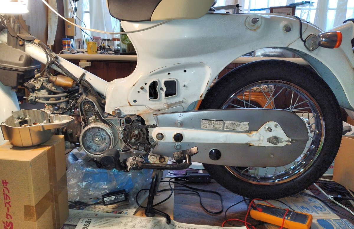 yu_yake_bike's tweet photo. １年ほど前にジモティで譲っていただいたリトルカブさん🛵自走出来るけどジェネレーター内に浸水、セルモーター周りはサビサビでセル回らずでした😬車体は磨いてピカピカ✨全波＋ＳＲ４００のレギュレーターにしました。今は家族の所有物になってます #リトルカブ #littlecub https://t.co/67y3YblSZh