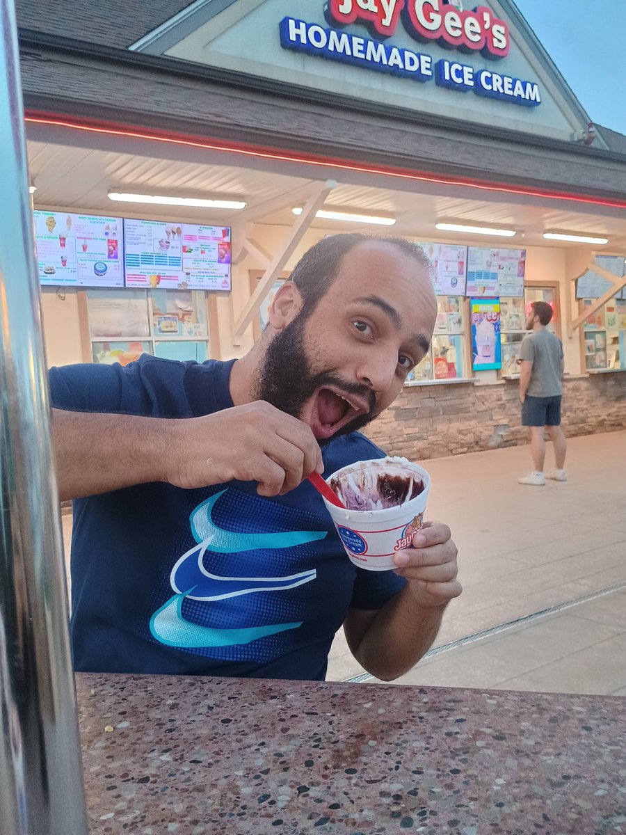 francis_n19's tweet photo. Having @JayGeesIceCream for the first time, their #Sundaes are amazing and huge, last pictures goofing around with my cousin. 😅 https://t.co/0jOxppikxI