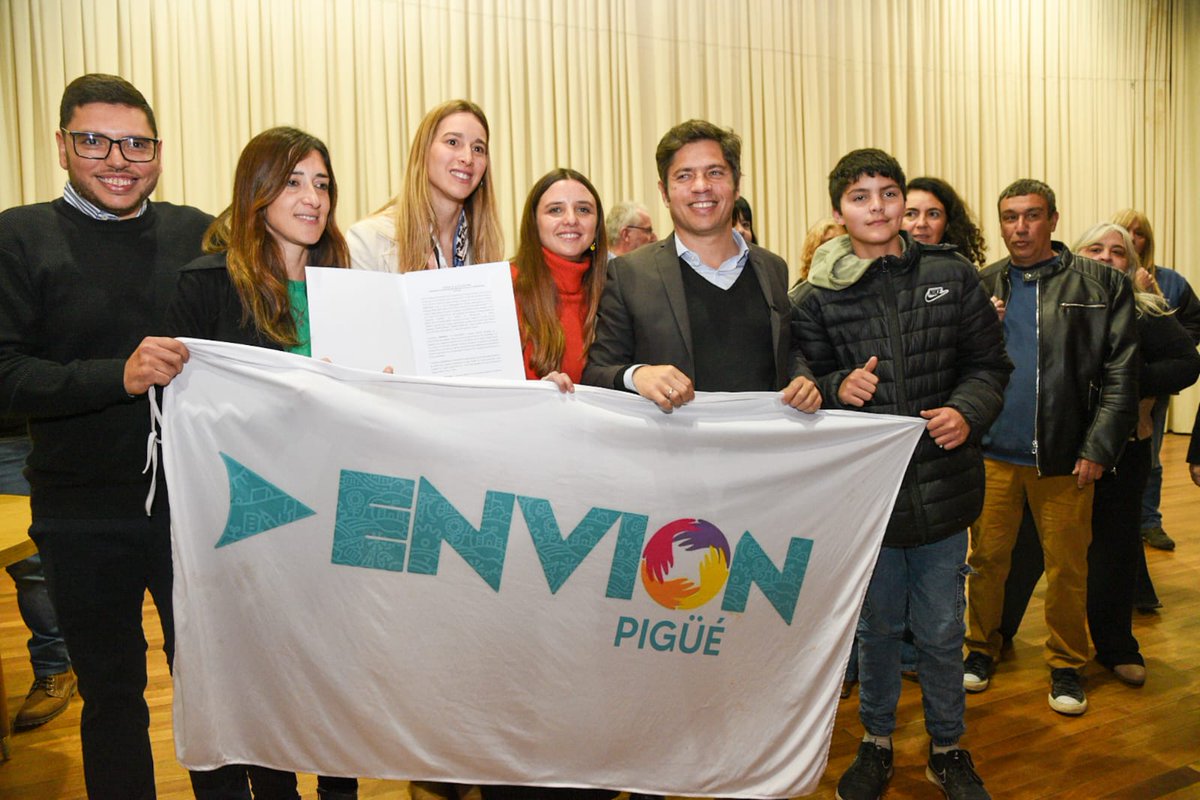 ¡Más becas de Envión para las juventudes de Saavedra!

✍🏼✅El gobernador <a href="/Kicillofok/">Axel Kicillof</a>, la subsecretaria <a href="/BMeglia/">Bernarda Meglia</a> y el intendente @matias_nebot, firmaron la ampliación de becas del programa Envión, en pos de reforzar el acompañamiento, cuidado y desarrollo de las juventudes.