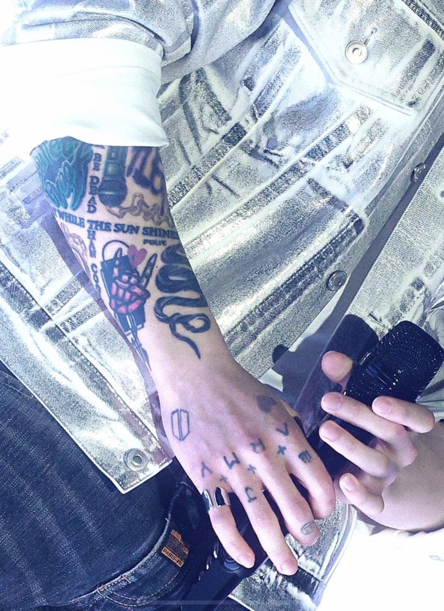 A masterpiece with that green mic 😭