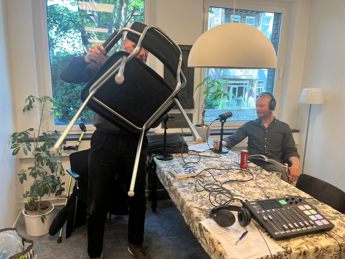 Adriaan en Simon over: kabinet Schoof / Nico Rost / Goethe in Dachau  / over de reddende kracht van literatuur in tijden van duisternis / tanken en poëzie / plaasmoorde / Musk in plaatjes / de president van Burkina Faso / commotie rondom KKR 

open.spotify.com/episode/66UsXs…