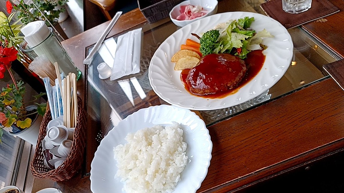 ShS15555's tweet photo. 今日は久しぶりに秋葉原に行く。
その前にいつもの喫茶店で、
ちょっぴりしょっぱいハンバーグランチを頂きます。 https://t.co/G9nJ79fgTN