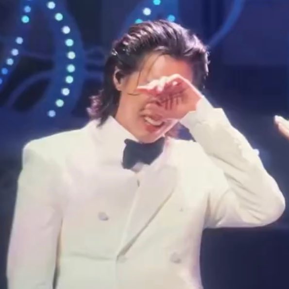 biwkeen's tweet photo. if my future husband doesn’t cry like this on our wedding day, i will return him to his mother https://t.co/LRqa5raWan