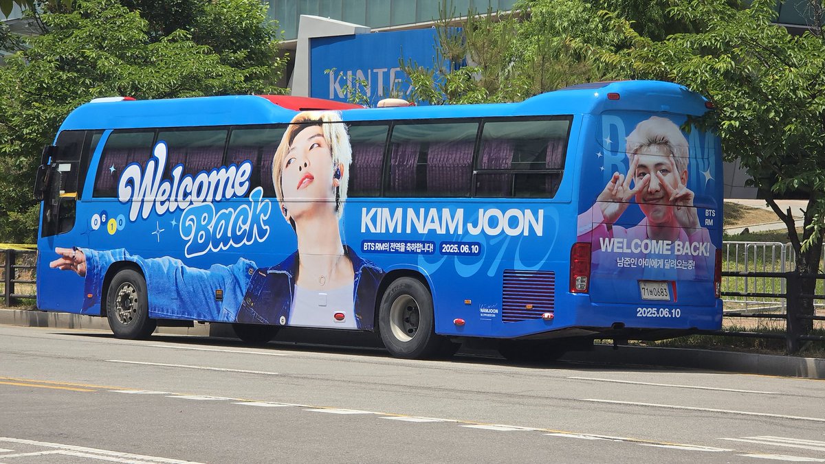 JJ1D4Qs6u1H0Rdf's tweet photo. 밥 먹으러 현백 가는 길에 만난
킨텍스역 앞에 남주닝 버스 🚌
청량하다 우리 리다 남주닝~💜
#RM #WellcomeBack https://t.co/eDxT8vApU0