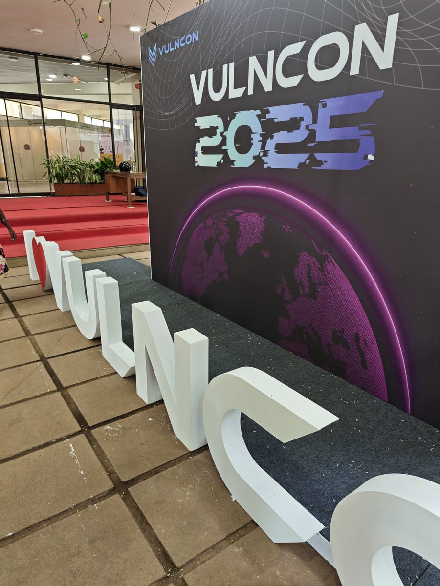 Ox4d5a's tweet image. just arrived at vulncon. i really wanted to wear trackpant 😭😭