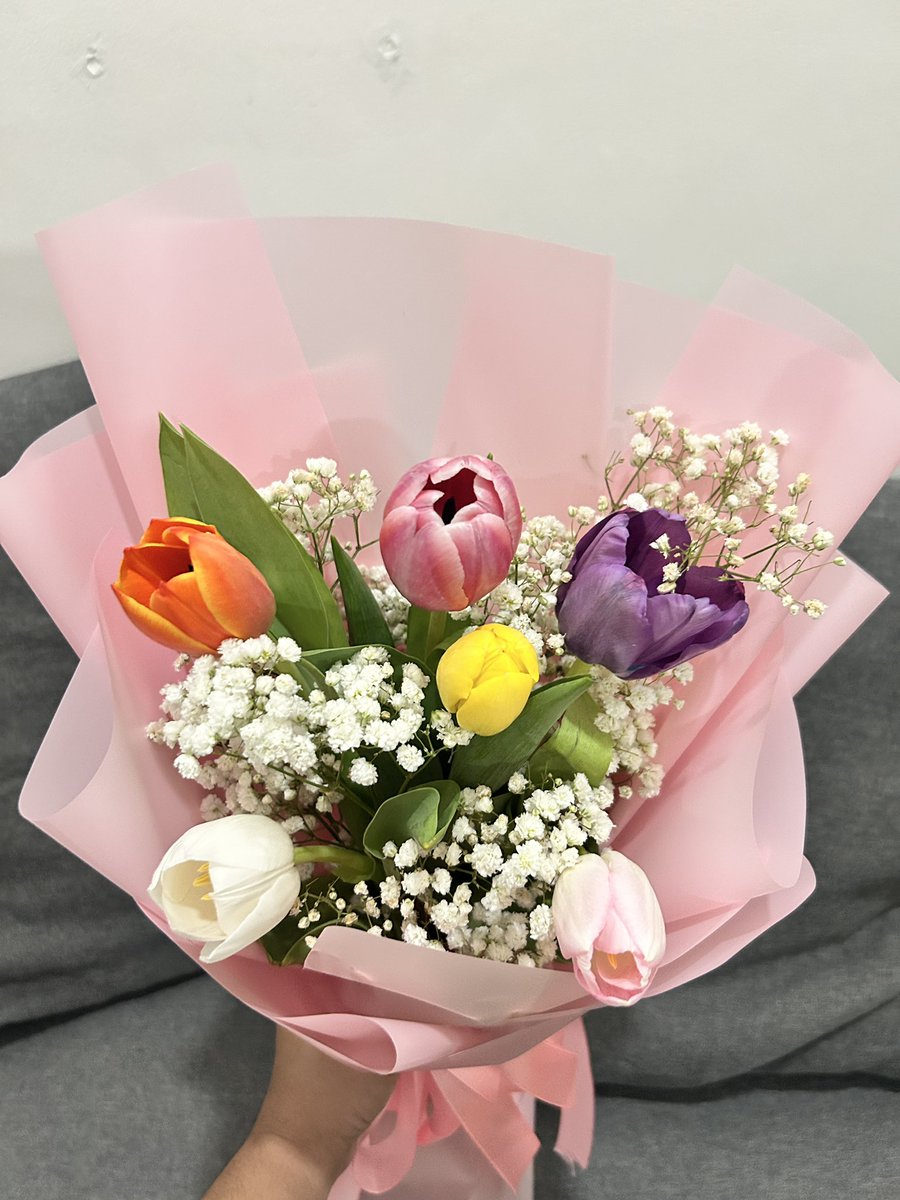 karssung's tweet photo. There's no better feeling than your man surprising you with flowers on a day when you need it most. It's not just about the bouquet, it's the feeling of being seen, loved, understood, and cared for in the sweetest way. 🫶🏻 https://t.co/BsY0LwMY5v