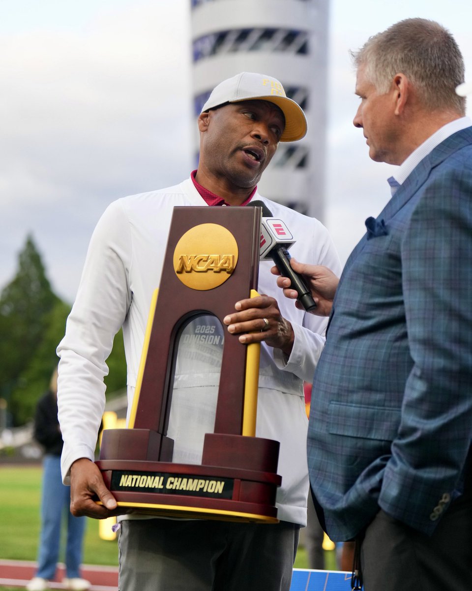 USC_Track_Field's tweet photo. ✌️Outdoor title No. 27
✌️First outdoor title since 1976
✌️First team to sweep indoor and outdoor titles since 2015
✌️More outdoor titles than any other school https://t.co/m8K2JEFgzq