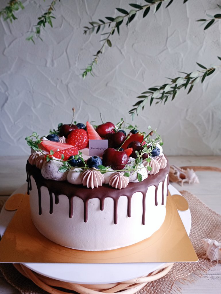 プレゼント用のケーキ🍒

暑いとデコレーションケーキ作りは厳しいねぇ…=͟͟͞͞( ´⚰︎` )

#お菓子作り
#コッタ