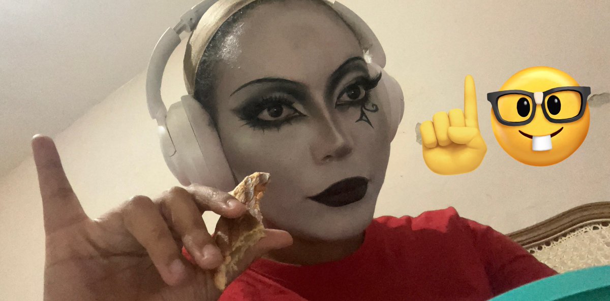 Vampireg0th4's tweet image. Primeira make gótica com tinta branca