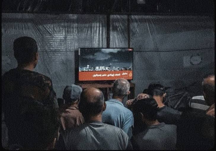 🛑من خيامهم المهترئة...
بقلة حيلتهم... وبأحلامهم المذبوحة ...
يتابعون قصف الكيان الصهيوني..
يتابعون وفي قلوبهم رجاء أن يُكسر من قتلهم، أن يذل من حاصرهم، أن تداس راية من طغى.
يا الله... من أجلهم، لا ترفع لليهود راية،
وانصر المظلوم،
وأذل من طغى وتجبر.