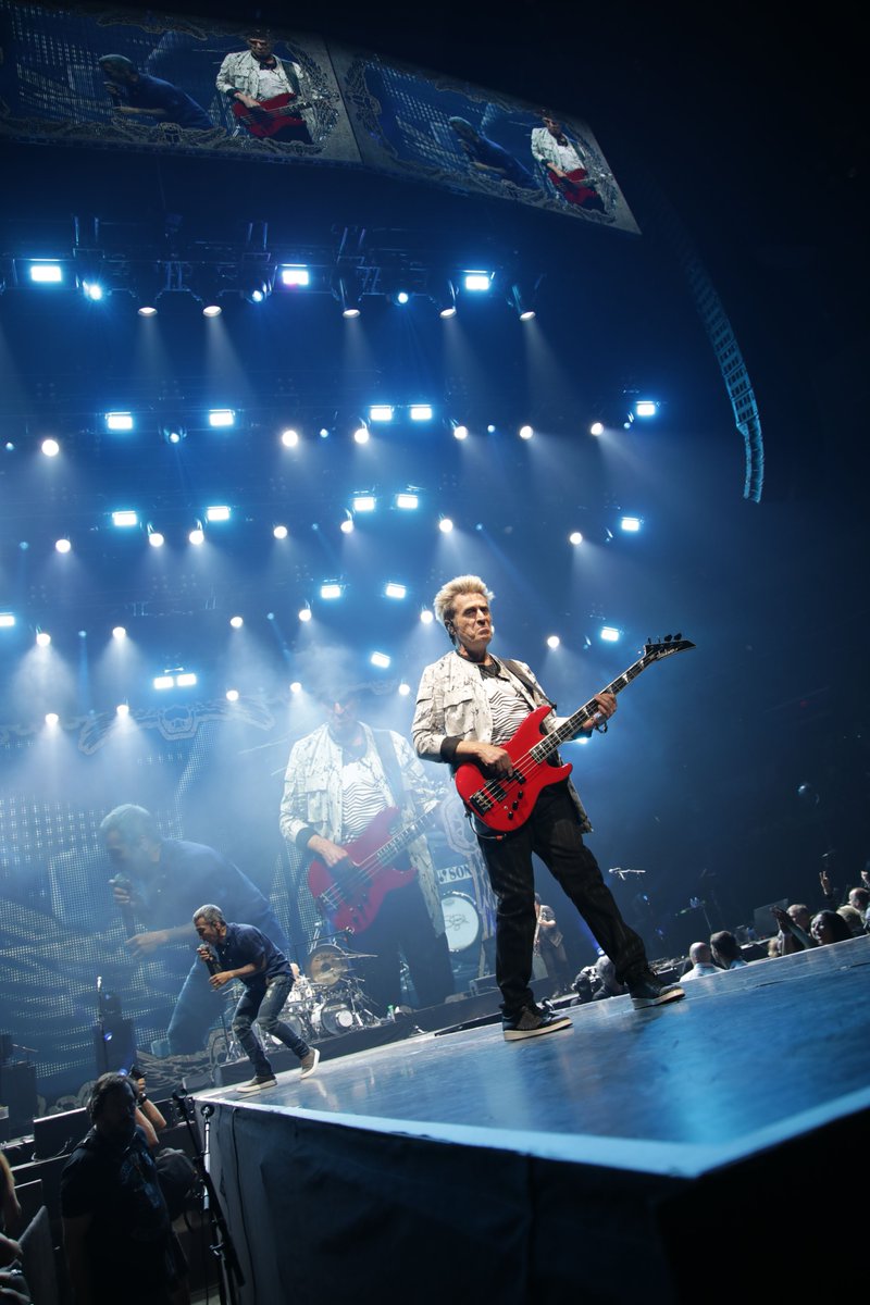 Staying dry in a virtual waterfall!

#flashbackfriday #tourlife #rossvalory