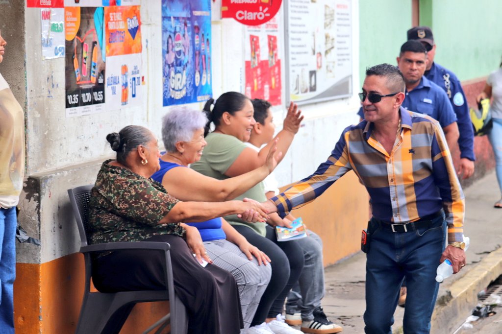 Dip_Cardoza's tweet photo. DESFILE DEL CORREO DE LAS FIESTAS EN DISTRITO DE CHALATENANGO EN HONOR A SAN JUAN BAUTISTA https://t.co/pzvjdAGS5A