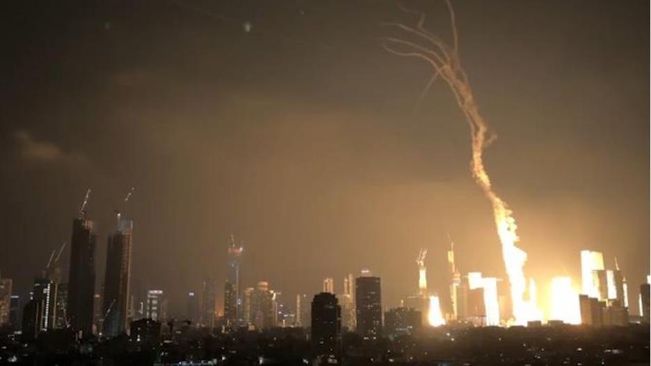 RealityTimeHT's tweet photo. Israël a été visé vendredi soir par une attaque de « dizaines de missiles balistiques iraniens », selon l’armée israélienne. Cette offensive intervient en réponse à une récente attaque israélienne ayant entraîné la mort d’un haut général de l’armée iranienne.
Pendant ce temps... https://t.co/pgfsOgsCZU