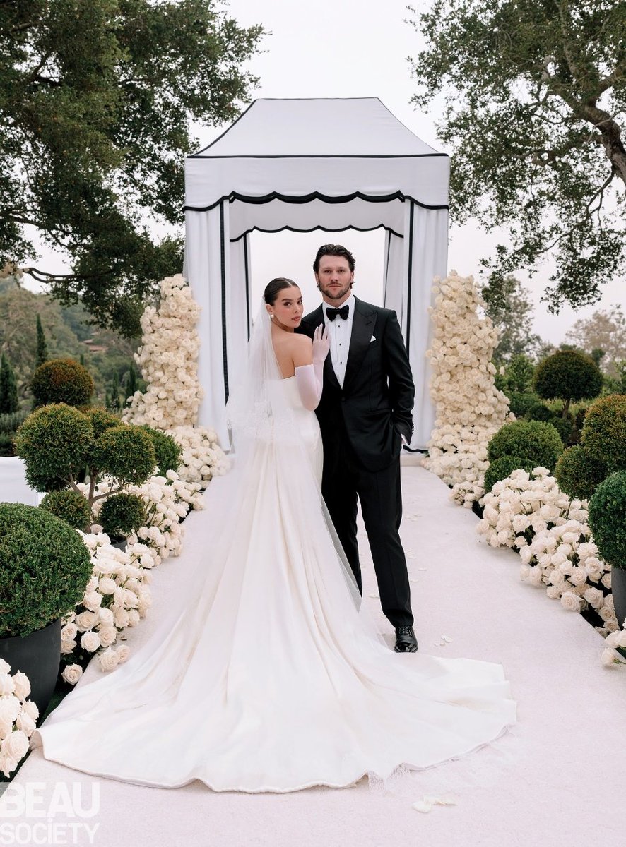 Felicidades a Josh Allen y a Hailee Steinfeld por la celebración de su boda!  🏈💍🤵🏻\u200d♂️👰🏽\u200d♂️ 📸: Beau Society #NFLMX | #NFL | #BillsMafia, image size:886x1200