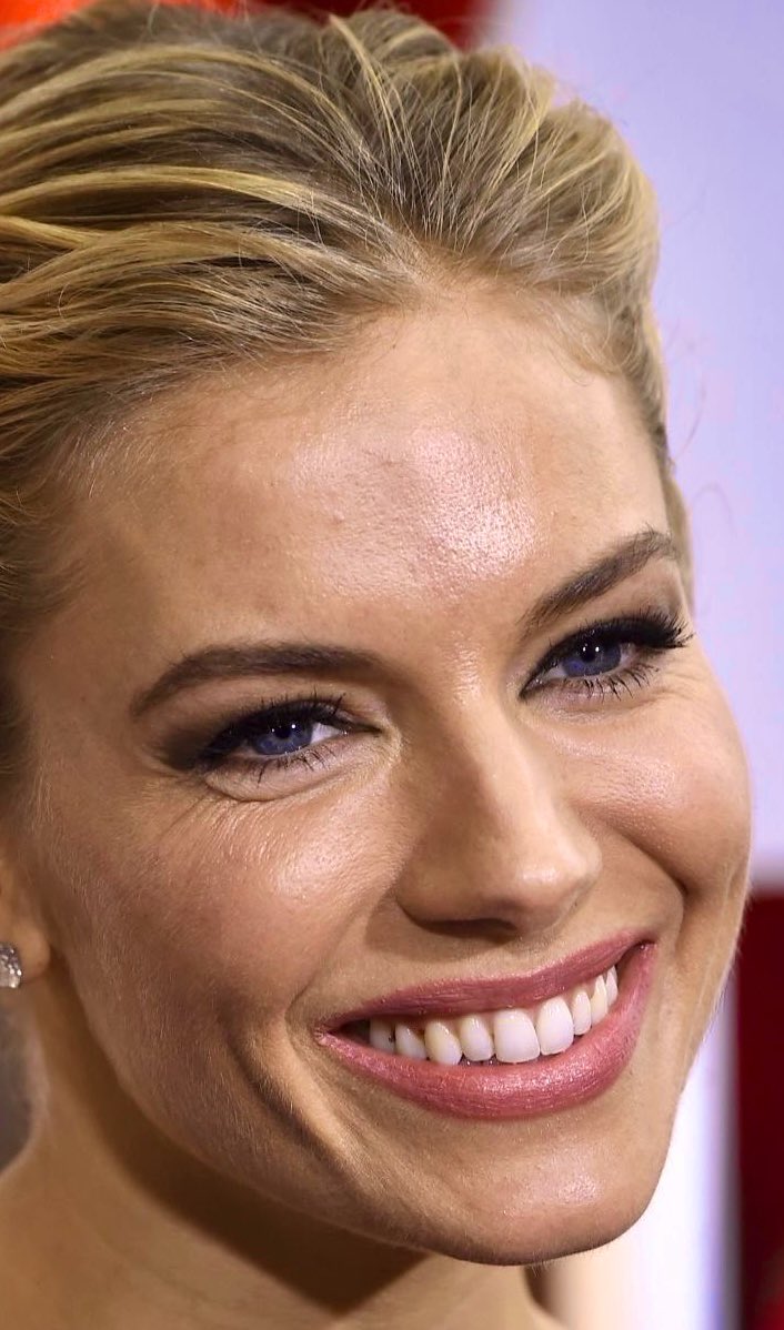 Bust for her!🔥💦😩
#SiennaMiller