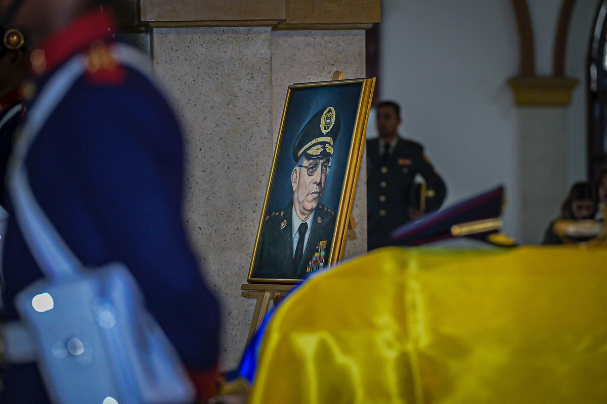 PedroSanchezCol's tweet photo. Honor al señor General Rafael Samudio Molina: un soldado para siempre.

Hoy despedimos con profundo respeto al señor General (r) Rafael Samudio Molina, exministro de Defensa Nacional y soldado ejemplar de la patria. Fue un hombre de carácter firme, visión estratégica y lealtad inquebrantable al Estado, que enfrentó con coraje momentos muy difíciles de nuestra historia, sin ceder jamás ante las amenazas para proteger a Colombia. 

Su legado es silencioso, pero decisivo: vive en las reformas que lideró, en los soldados que formó y en la solidez institucional que hoy defendemos.

Desde esta Escuela Militar que forjó su carácter, y ante su familia, sus compañeros y la historia, rendimos homenaje a quien supo encarnar lo más alto del honor militar. Que su legado de honor inspire a quienes hoy portamos el deber de proteger a Colombia. Su ejemplo no se olvida, su voz sigue presente en cada decisión firme, y su memoria será guía para las nuevas generaciones de hombres y mujeres al servicio de la patria. Paz en su tumba. 

Descanse en paz, gran soldado. Descanse en paz, General de la República. Descanse en paz, quien nunca se cansó de amar y defender a Colombia.

¡Honor en su memoria!