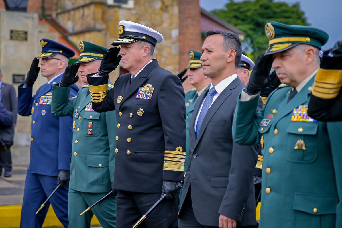 PedroSanchezCol's tweet photo. Honor al señor General Rafael Samudio Molina: un soldado para siempre.

Hoy despedimos con profundo respeto al señor General (r) Rafael Samudio Molina, exministro de Defensa Nacional y soldado ejemplar de la patria. Fue un hombre de carácter firme, visión estratégica y lealtad inquebrantable al Estado, que enfrentó con coraje momentos muy difíciles de nuestra historia, sin ceder jamás ante las amenazas para proteger a Colombia. 

Su legado es silencioso, pero decisivo: vive en las reformas que lideró, en los soldados que formó y en la solidez institucional que hoy defendemos.

Desde esta Escuela Militar que forjó su carácter, y ante su familia, sus compañeros y la historia, rendimos homenaje a quien supo encarnar lo más alto del honor militar. Que su legado de honor inspire a quienes hoy portamos el deber de proteger a Colombia. Su ejemplo no se olvida, su voz sigue presente en cada decisión firme, y su memoria será guía para las nuevas generaciones de hombres y mujeres al servicio de la patria. Paz en su tumba. 

Descanse en paz, gran soldado. Descanse en paz, General de la República. Descanse en paz, quien nunca se cansó de amar y defender a Colombia.

¡Honor en su memoria!