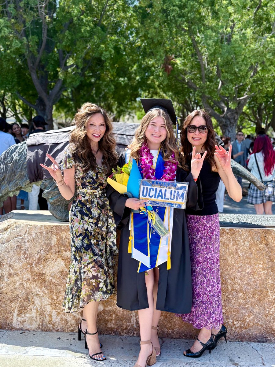 ucisocsci's tweet image. Anteater x3 💙💛🎉🎓