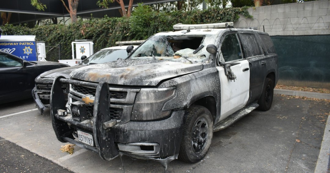 On June 8, over 1,000 protesters blocked US-101 in LA. A suspect, Adam Palermo, threw rocks and lit a CHP vehicle on fire. CHP SRT officers responded. Palermo was arrested this morning for assault with a deadly weapon. The case remains under investigation. bit.ly/3W5wDxS