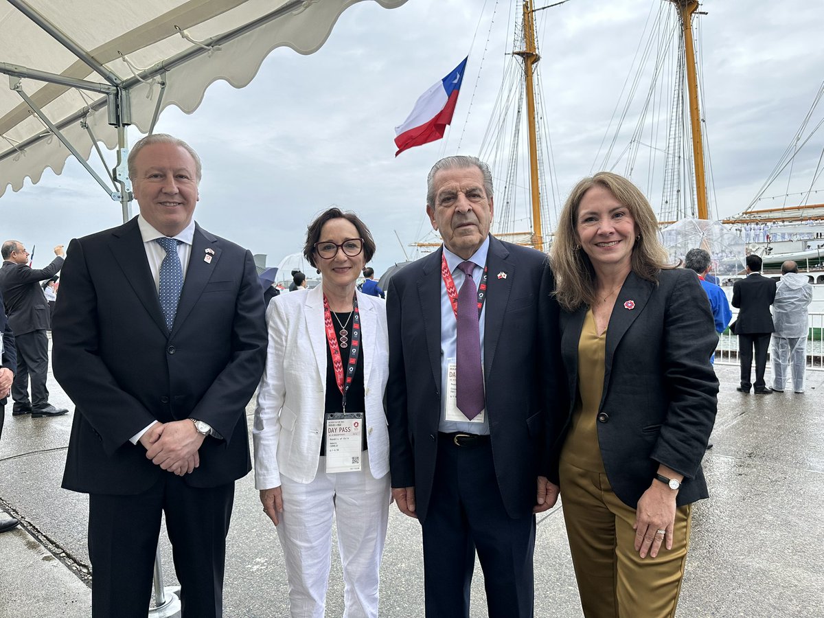 Recibiendo a la Esmeralda el #Osaka con la delegación de 🇨🇱 <a href="/CPCchile/">CPC</a>