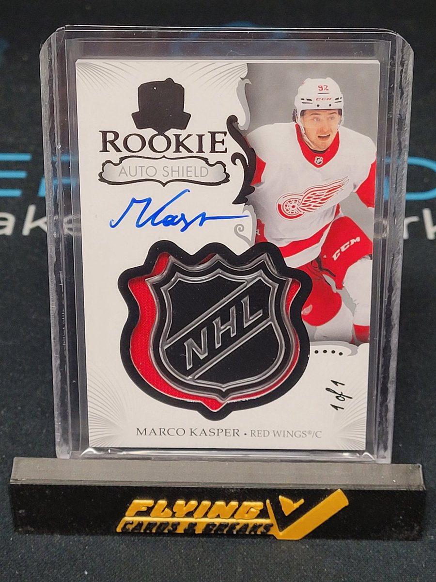 FlyingVCards's tweet image. 🔥 Absolute 🔥 #GroupBreak Hit! 🔥 

We pulled arguably one of the biggest break hits to date the other night from a Master Case of @UpperDeckSports #TheCup!! 

💥 1/1 Rookie Auto Shield 🛡 of Marco Kasper 💥 

Still buzzing from this one 🙌 😍 

#FlyingVCards