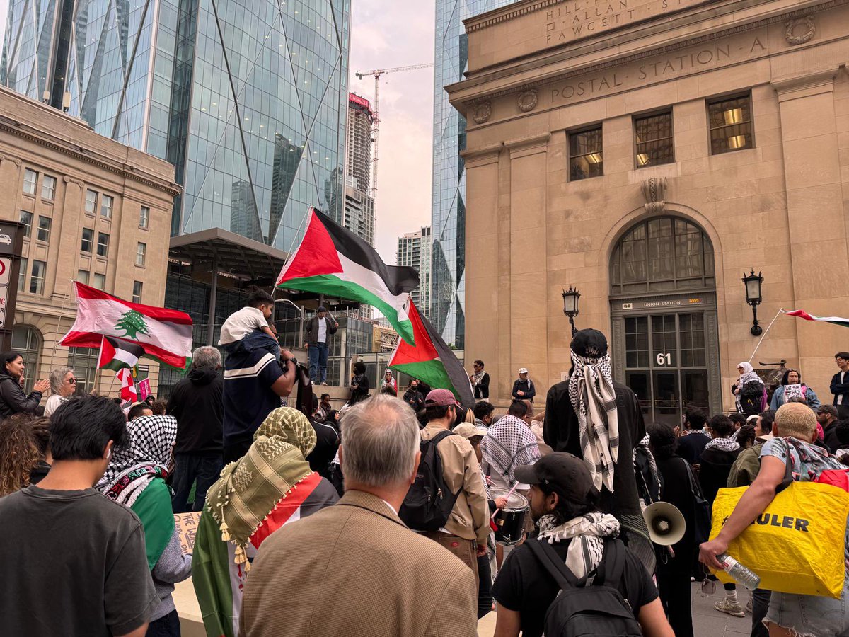 Toronto (GTA) World Beyond War (@torontowbw) on Twitter photo Toronto is out for a FREE PALESTINE!! The <a href="/globalmarchgaza/">Global March To Gaza</a> march to Gaza is everyone of us and we are all Palestinian. End the siege, end the occupation Right Now. March is at University and Queen now now now. Toronto is out for a FREE PALESTINE!! The <a href="/globalmarchgaza/">Global March To Gaza</a> march to Gaza is everyone of us and we are all Palestinian. End the siege, end the occupation Right Now. March is at University and Queen now now now.