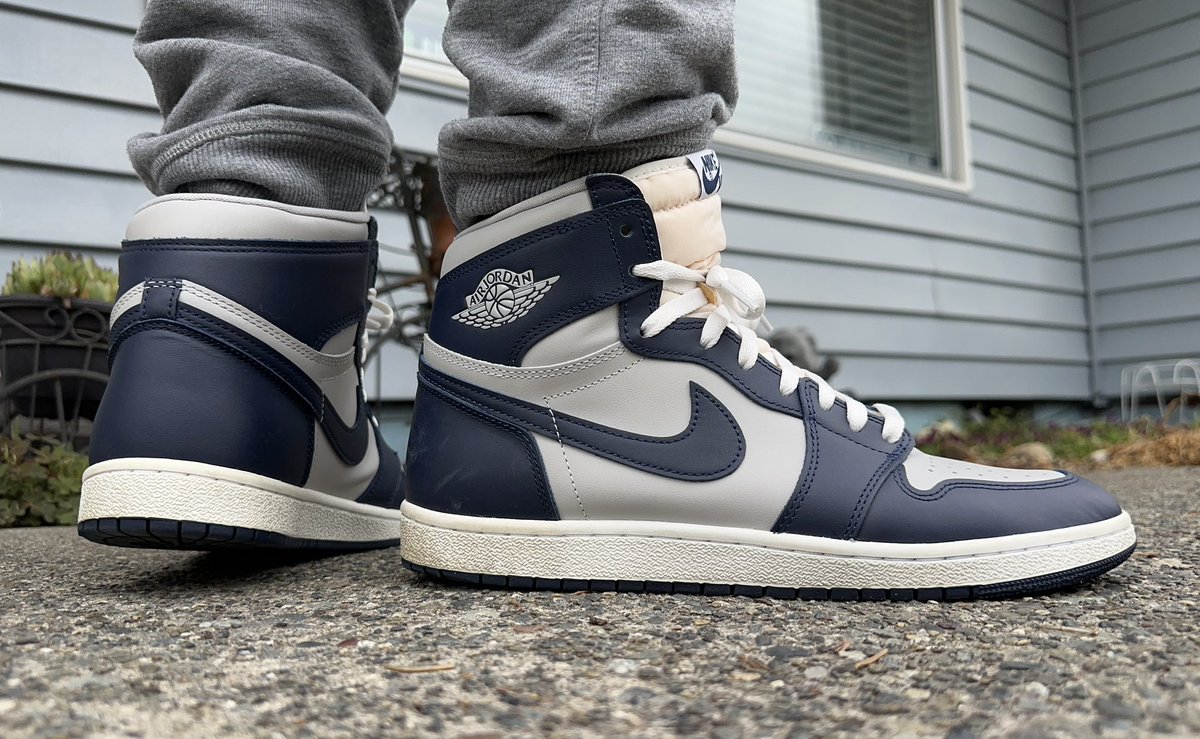 DJKingJam's tweet photo. #kotd @Jumpman23 @Nike
#YourSneakersAreDope #sneakerhead #AJ1 #85high https://t.co/PtSrnqPR9i