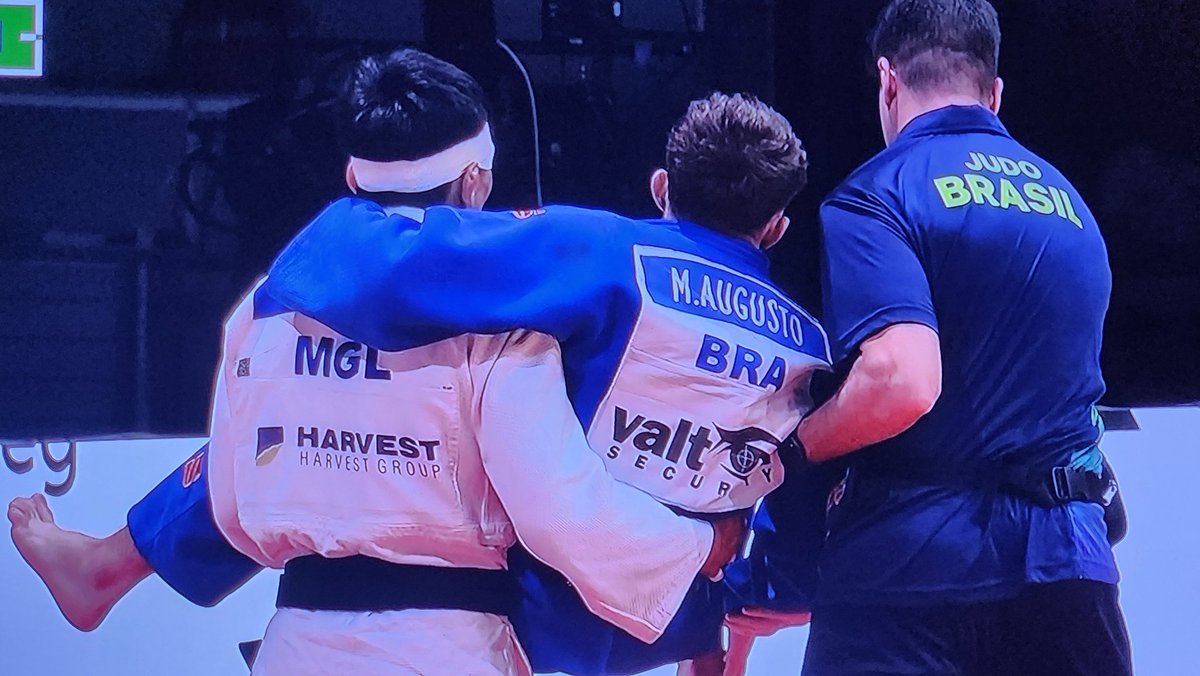 Дэлхийн аваргын хүрэл медаль авчаад өрсөлдөгч бөхийн хөл гэмтсэн чинь дэвжээнээс үүрээд, өргөөд авч гарчээн, спортын чс зүй гэж ийм гоё Ёолк🇲🇳...3 хоног