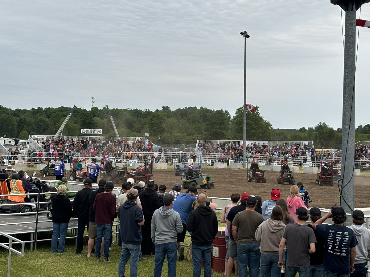 The stands are filling up 💪💪
#SUPERPULL25