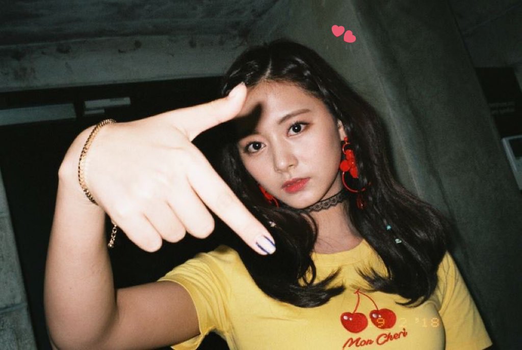 朝からTLみてツウィちゃんペンの本気の祭壇が素敵すぎて見るの楽しい

ツウィちゃん- ̗̀ 𝙷𝙰𝙿𝙿𝚈 𝙱𝙸𝚁𝚃𝙷𝙳𝙰𝚈  ̖́-

#HappyTZUYUday #구름사이를_헤엄쳐_쯔위에게로
#FlyAgainWithTZU #TWICE #트와이스 #쯔위